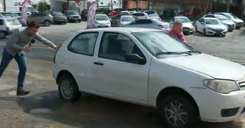 Repórter Moisés Stuker empurra carro ao vivo