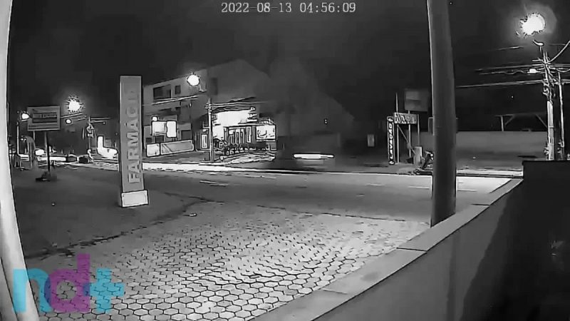 Carro capota ap&oacute;s atingir ilha de seguran&ccedil;a em Blumenau – Foto: Reprodu&ccedil;&atilde;o/ND