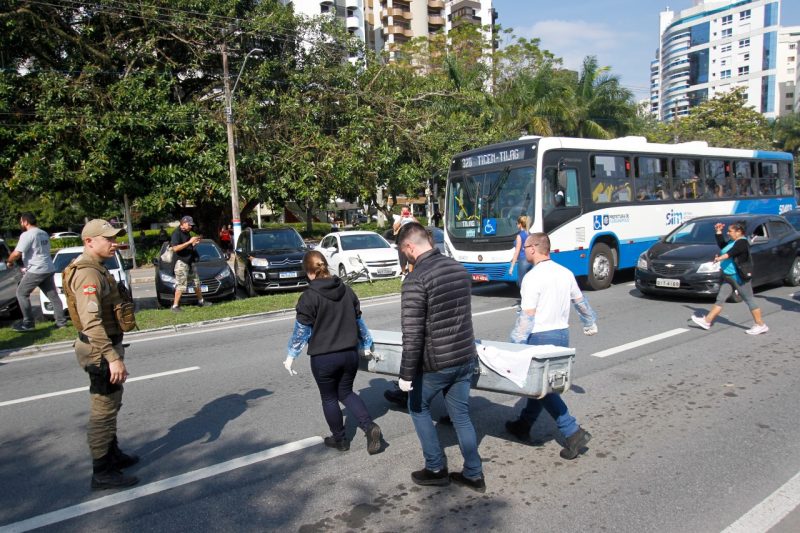 Um dos assaltantes n&atilde;o resistiu aos ferimentos e morreu – Foto: Leo Munhoz/ND