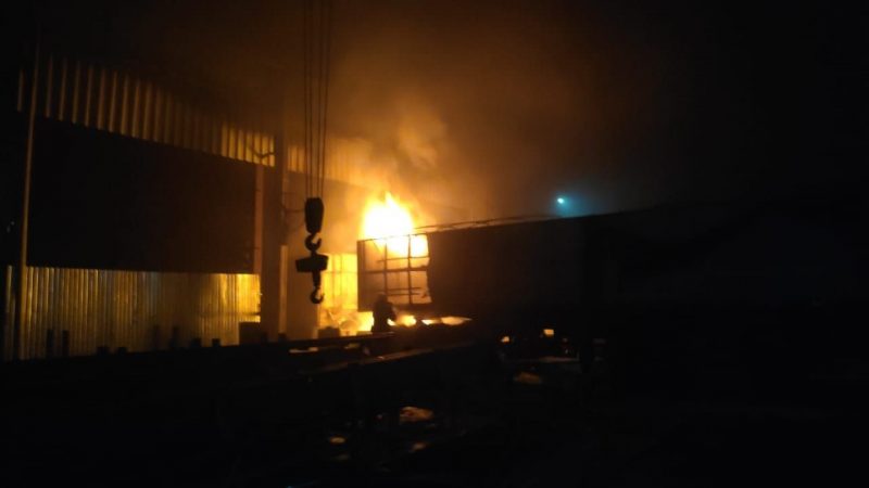 O inc&ecirc;ndio teria iniciado em um caminh&atilde;o. – Foto: Corpo de Bombeiros/ND