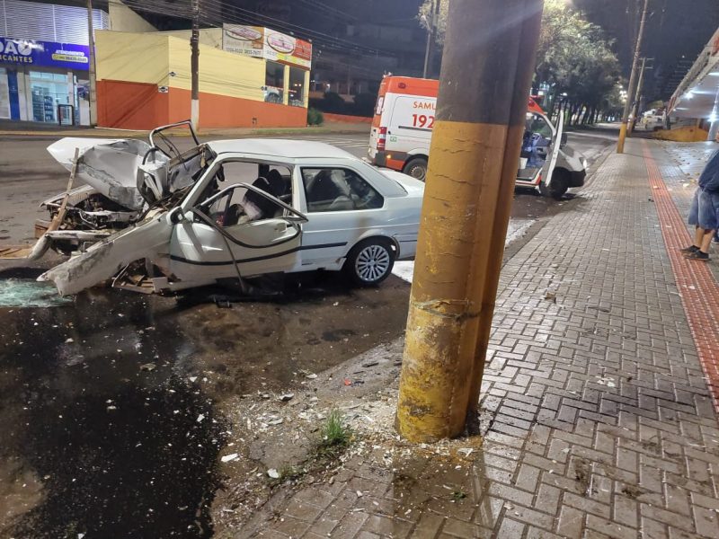 Carro fica destru&iacute;do ap&oacute;s bater em um poste. – Foto: Corpo de Bombeiros/ND