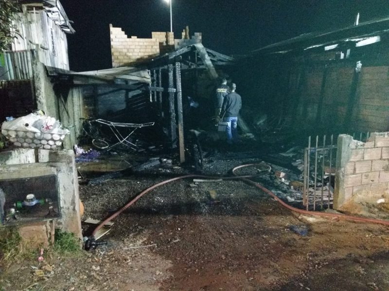 Jovem de 27 anos morreu carbonizada ap&oacute;s inc&ecirc;ndio em casa. &mdash; Foto: Corpo de Bombeiros/ND