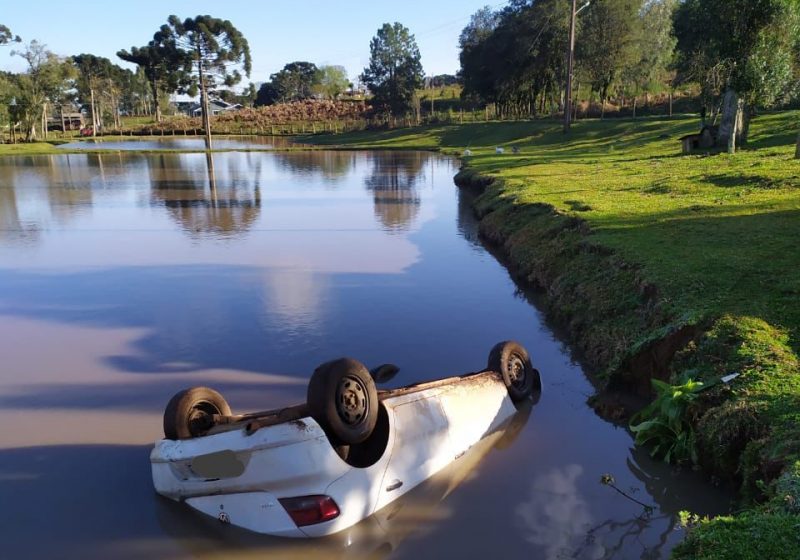 carro dentro do açude