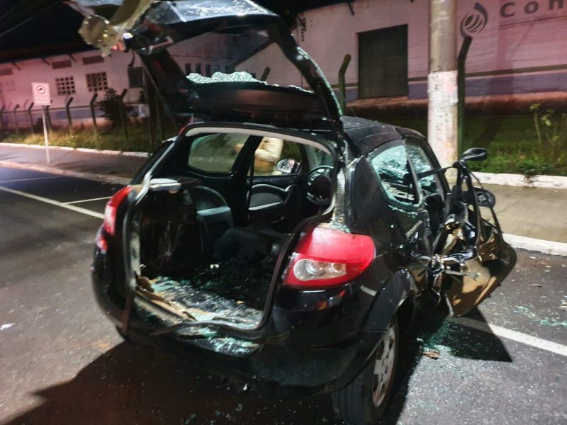 O carro colidiu contra um poste de energia el&eacute;trica. – Foto: Corpo de Bombeiros/ND
