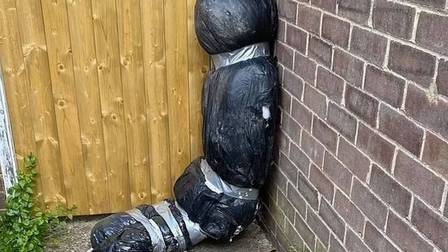 Mas o que parecia um assassinato, na verdade, era um antigo adere&ccedil;o de Halloween no lado de fora da casa. – Foto: Internet/Divulga&ccedil;&atilde;o/ND