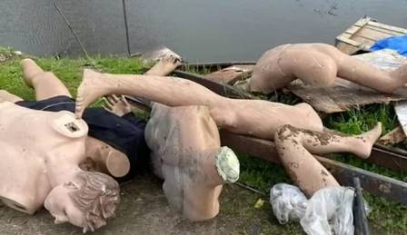 V&aacute;rios peda&ccedil;os de corpos boiando num canal. Durante a ocorr&ecirc;ncia, os policiais verificaram que se tratava de peda&ccedil;os de manequins. – Foto: Internet/Divulga&ccedil;&atilde;o/ND