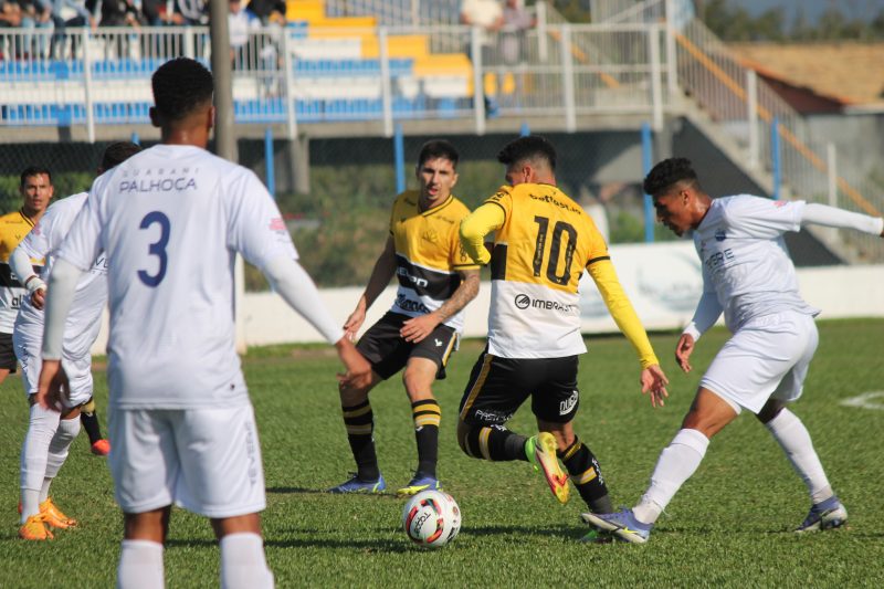 Marquinhos Gabriel &eacute; cercado por marcadores durante o jogo entre Guarani e Crici&uacute;ma – Foto: Celso da Luz/Crici&uacute;ma E.C