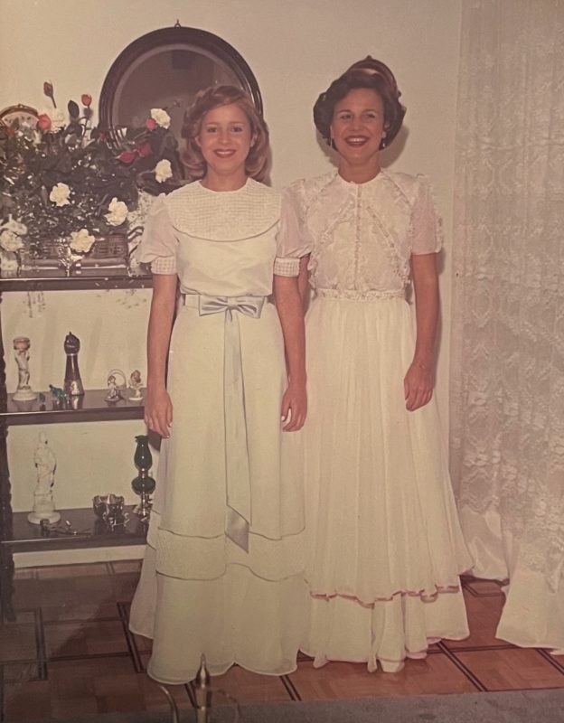 Cristina (&agrave; esq.), pronta para o seu Baile Branco, e a irm&atilde;, Roxane – Foto: Divulga&ccedil;&atilde;o/ND