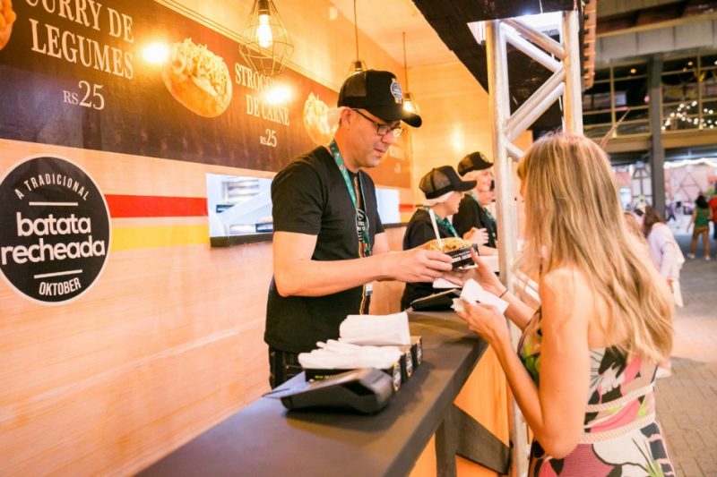 Quer trabalhar na Oktoberfest? Veja vagas dispon&iacute;veis e como se candidatar – Foto: Daniel Zimmermann