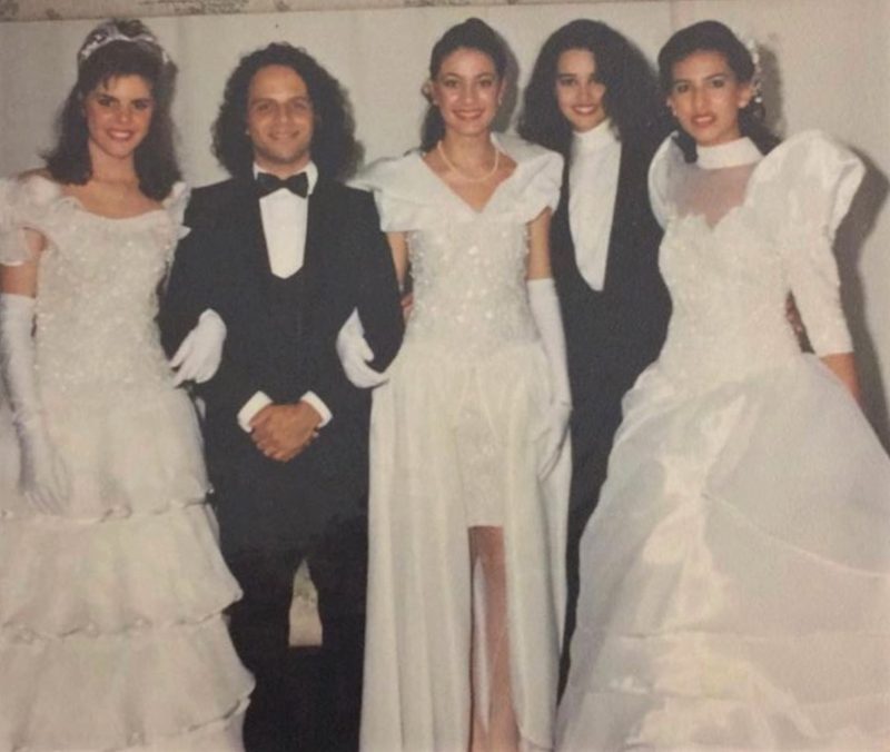 Babi Silveira (centro) entre os atores Marcos Breda, Suzy R&ecirc;go e colegas debutantes – Foto: Divulga&ccedil;&atilde;o/ND