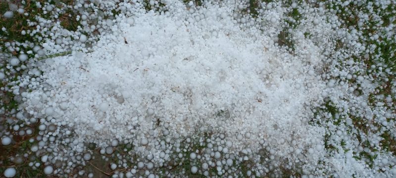 As pedras, em grande quantidade, deixaram o cen&aacute;rio branco. – Foto: Defesa Civil/ND