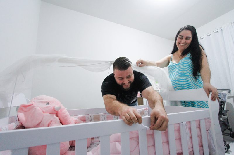 Deivid Marcolino e Adelane Gon&ccedil;alves aguardam o nascimento da filha em novembro – Foto: Leo Munhoz/ND