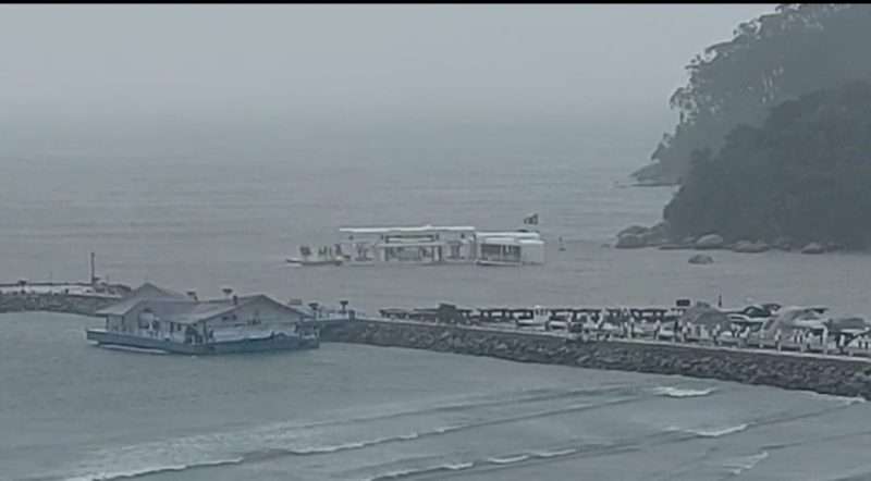 Bar flutuante fica &agrave; deriva devido aos fortes ventos – Foto: Reprodu&ccedil;&atilde;o/ND