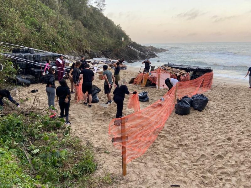 Destro&ccedil;os da balada flutuante foram parar em praias de Balne&aacute;rio Cambori&uacute; – Foto: Dejour/Divulga&ccedil;&atilde;o