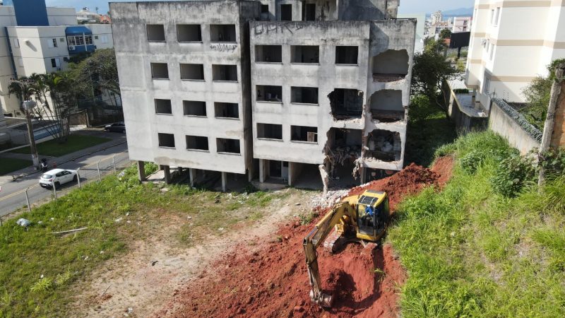 Demoli&ccedil;&atilde;o em Coqueiros come&ccedil;ou nesta segunda-feira (15) e pr&oacute;xima ser&aacute; no Estreito – Foto: PMF/Divulga&ccedil;&atilde;o/ND