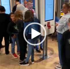 Jornalista relata dificuldades com uso exclusivo de caixas de autoatendimento em rede de fast food em Blumenau – Foto: Mois&eacute;s Stuker/ND