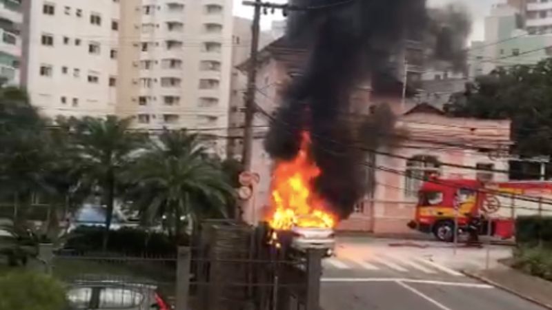 Vizinhos registraram o inc&ecirc;ndio &mdash; Foto: Ney Alvares Cabral/Reprodu&ccedil;&atilde;o/ND