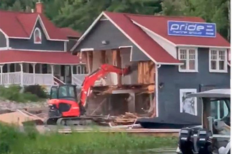 Ex-funcion&aacute;rio usou retroescavadeira para destruir casas avaliadas em milh&otilde;es de reais – Foto: Reprodu&ccedil;&atilde;o/Twitter