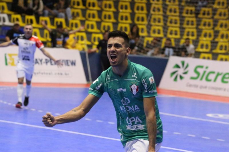 Renatinho garantiu o empate com gol atuando como goleiro linha – Foto: Juliano Schmidt/JEC Futsal/Divulga&ccedil;&atilde;o/ND