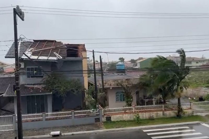 Ventos ultrapassaram os 111 km/h em Balne&aacute;rio Barra do Sul – Foto: Divulga&ccedil;&atilde;o/ND