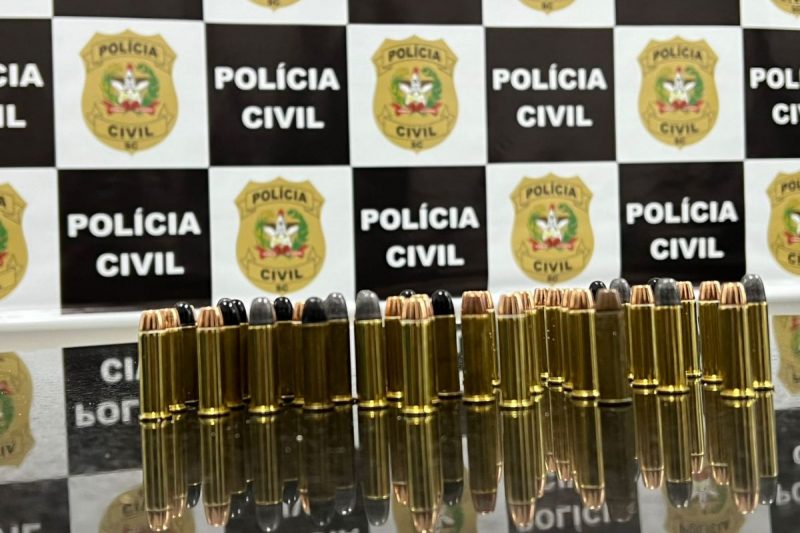 Suspeitos foram presos na manh&atilde; desta quarta-feira (10) e muni&ccedil;&atilde;o foi apreendida – Foto: Matheus Furlan/NDTV