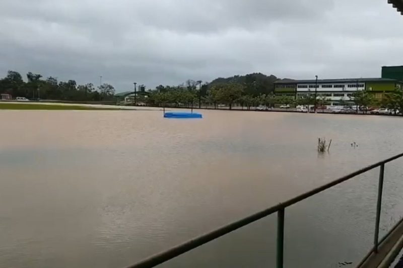 Pista de atletismo foi completamente tomada pela &aacute;gua nesta quarta-feira (10) – Foto: Divulga&ccedil;&atilde;o/ND