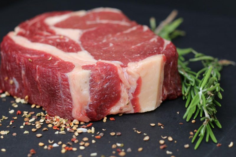 Homem foi flagrado furtando cinco pacotes de carne e uma caixa de cerveja – Foto: Reprodu&ccedil;&atilde;o/Pixabay