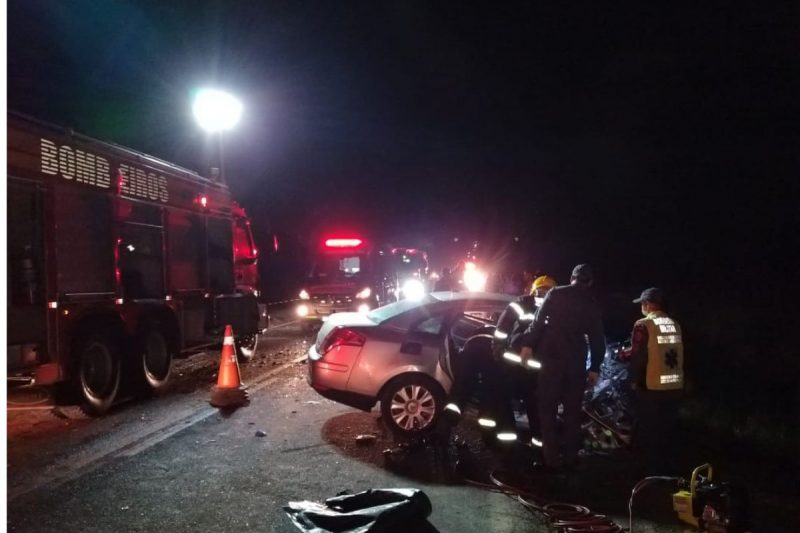 Grave acidente aconteceu na noite de domingo (14), na divisa entre Canoinhas e Irine&oacute;polis – Foto: Bombeiros Militares/Divulga&ccedil;&atilde;o/ND