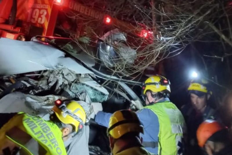 Acidente aconteceu na noite de domingo (14), na BR-116 – Foto: Bombeiros Militares/Divulga&ccedil;&atilde;o/ND