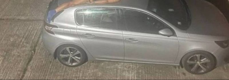 Homem foi flagrado dormindo no teto do carro por morador da regi&atilde;o – Foto: Reprodu&ccedil;&atilde;o/Internet