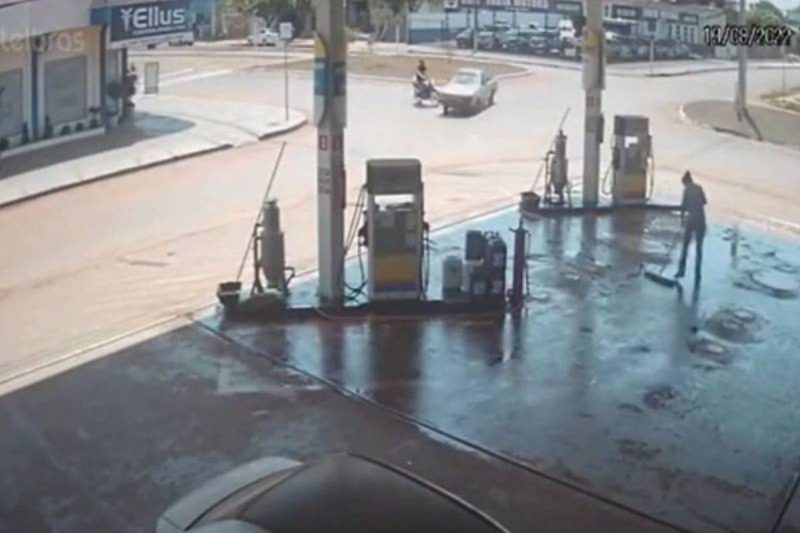 Acidente aconteceu no s&aacute;bado (13) e c&acirc;mera de monitoramento flagrou momento inusitado – Foto: Reprodu&ccedil;&atilde;o/Internet