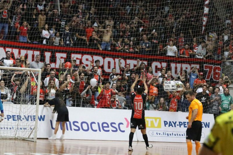 Uma vit&oacute;ria crava a vice-lideran&ccedil;a e garante vantagem at&eacute; a semifinal para o JEC Futsal – Foto: Juliano Schmidt/JEC Futsal/Divulga&ccedil;&atilde;o/ND