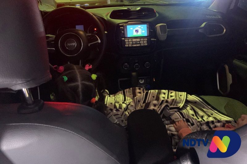 Beb&ecirc;s de 1 e 2 anos foram abrigados pela Pol&iacute;cia Militar durante a ocorr&ecirc;ncia – Foto: Ricardo Alves/NDTV