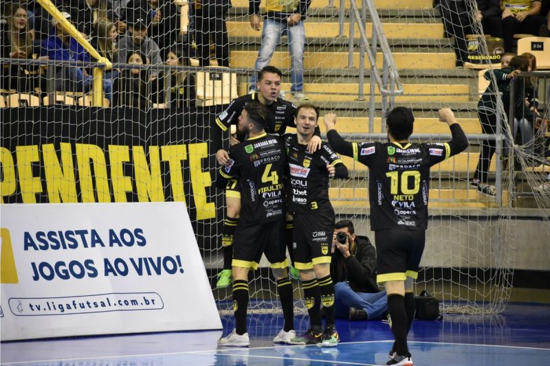 Aurinegro venceu de virada e garantiu a sexta coloca&ccedil;&atilde;o na Liga Nacional – Foto: Paulinho Sauer/Jaragu&aacute; Futsal/Divulga&ccedil;&atilde;o/ND