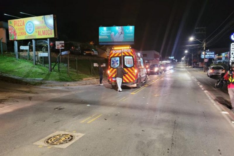 Acidente aconteceu na noite de domingo (21) e motorista fugiu do local – Foto: Bombeiros Militares/Divulga&ccedil;&atilde;o/ND