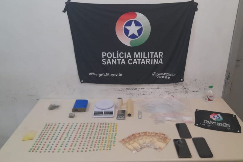 Pol&iacute;cia prendeu m&atilde;e e dois filhos e apreendeu drogas, dinheiro, celulares, balan&ccedil;a de precis&atilde;o e anota&ccedil;&otilde;es do tr&aacute;fico – Foto: PMSC/Divulga&ccedil;&atilde;o/ND