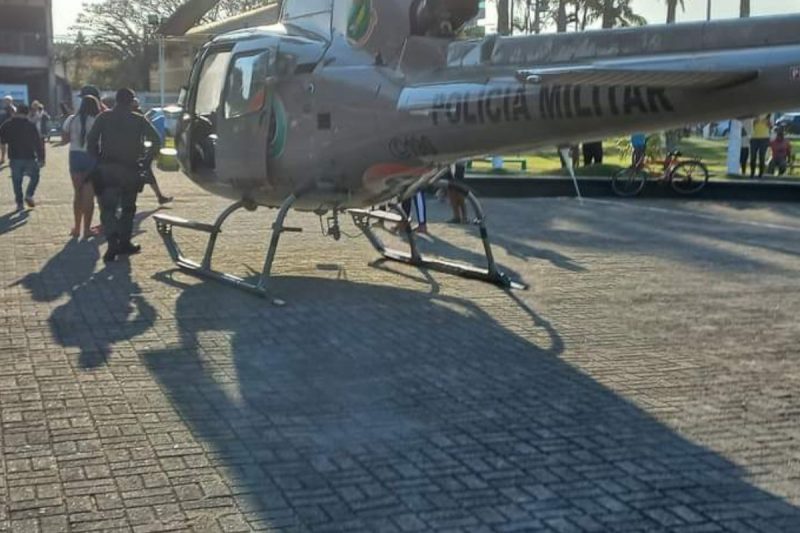 Homem estava sentado e tentou se jogar na dire&ccedil;&atilde;o do helic&oacute;ptero da PM – Foto: Reprodu&ccedil;&atilde;o/Internet