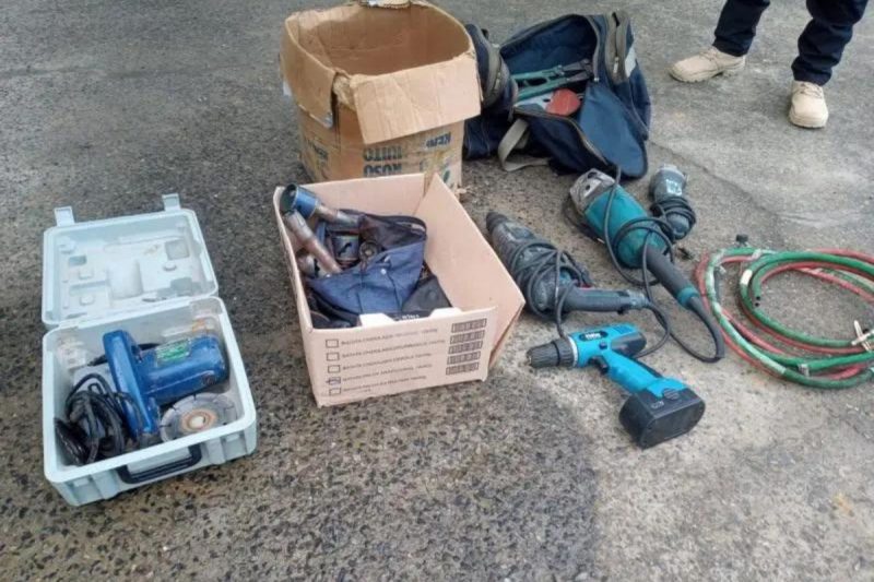Ferramentas e celulares foram apreendidos nos bairros Iriri&uacute; e Comasa – Foto: PC/Divulga&ccedil;&atilde;o/ND