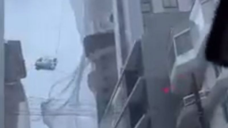 Andaime voou desgovernado em rua de Itapema &mdash; Foto: Reprodu&ccedil;&atilde;o/ND