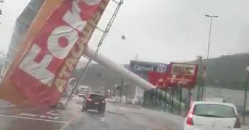 Placa caiu sobre rodovia e quase atingiu ve&iacute;culo – Foto: Reprodu&ccedil;&atilde;o/ND