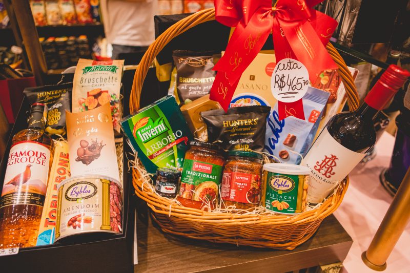 Pestiscos, u&iacute;sque, cerveja e vinhos s&atilde;o alguns dos itens mais procurados na Le Boss Delicatessen para a data – Foto: Isis Lacombe/ND