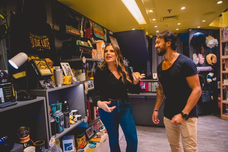 Com a campanha Eu que lute, em homenagem aos pais campe&otilde;es, a Imaginarium traz itens como o roup&atilde;o Dias de luta, caneca tem&aacute;tica, almofada massageadora de lata happy hour, copo t&eacute;rmico de latinha, entre outros itens. – Foto: Isis Lacombe/ND