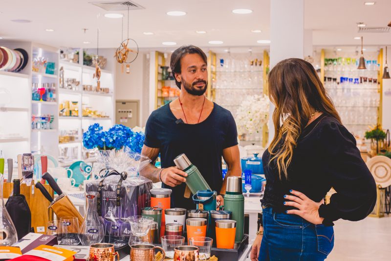 Vivace House Ware traz, al&eacute;m dos seus produtos caracter&iacute;sticos, &uacute;nicos e tradicionais, como os utens&iacute;lios da colorida marca francesa Le Creuset, carro chefe da loja, kits montados especificamente para os diversos estilos e prefer&ecirc;ncias de pais – Foto: Isis Lacombe/ND