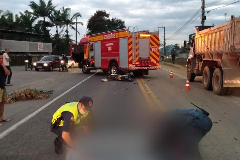 Grave acidente aconteceu na manh&atilde; desta ter&ccedil;a-feira (16) em Timb&oacute; – Foto: Divulga&ccedil;&atilde;o/Corpo de Bombeiros de Timb&oacute;/ND