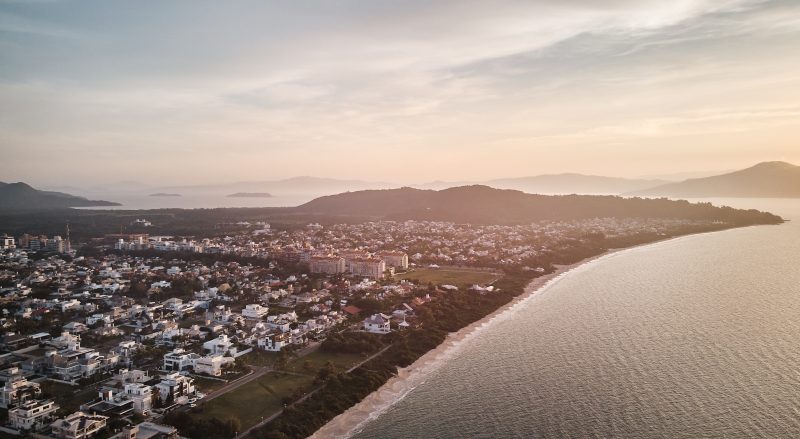 Cercado por patrim&ocirc;nios hist&oacute;ricos e culturais, ecol&oacute;gicos e arqueol&oacute;gicos, Jurer&ecirc; in_ sempre respeitou o equil&iacute;brio entre a experi&ecirc;ncia humana e preserva&ccedil;&atilde;o natural – Foto: Divulga&ccedil;&atilde;o