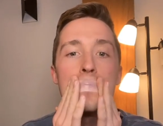 Influenciadores alegam utilizar a fita para tratar ronco, mau h&aacute;lito e outros problemas de sa&uacute;de – Foto: Reprodu&ccedil;&atilde;o/@somnifix/ND