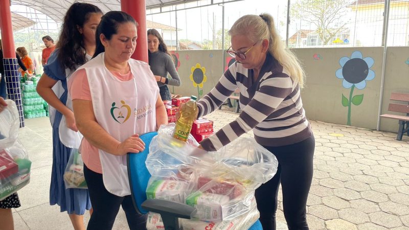 Rede de supermercados ajuda famílias atingidas pela chuva em Joinville