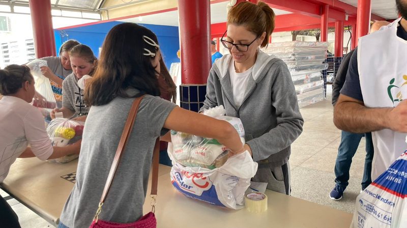 Rede de supermercados ajuda famílias atingidas pela chuva em Joinville