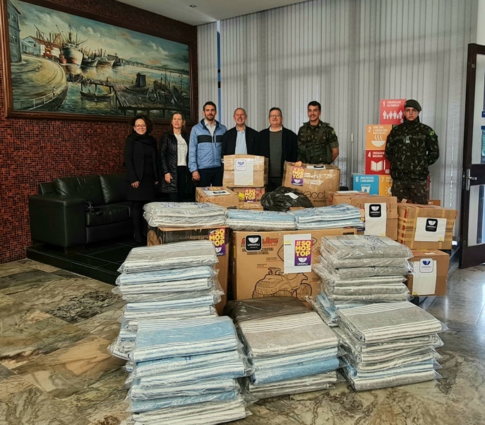Representantes da Univali e do Ex&eacute;rcito em ato de entrega – Foto: Divulga&ccedil;&atilde;o/Univali ND