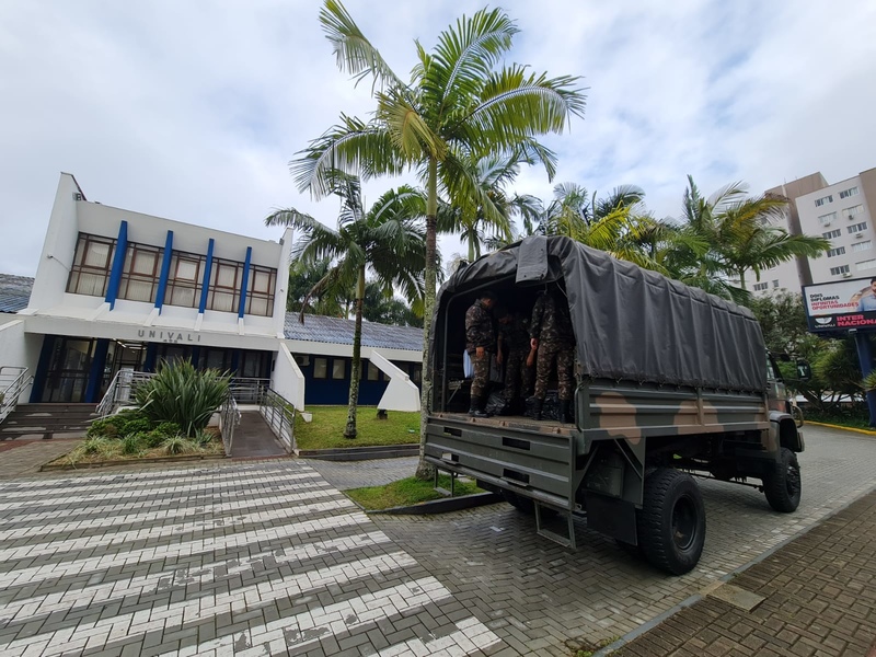 Caminh&atilde;o das For&ccedil;as Armadas faz recolhimento de doa&ccedil;&otilde;es no campus da Univali em Itaja&iacute; – Foto: Univali/Divulga&ccedil;&atilde;o/ND